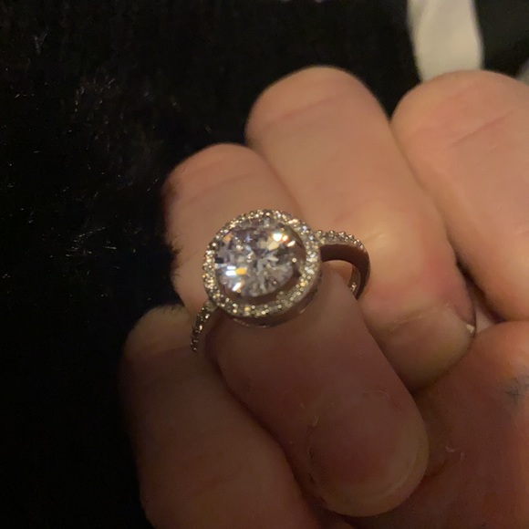 Size 8 ring NEW Silver ring with sparkly gemstone - Picture 2 of 4